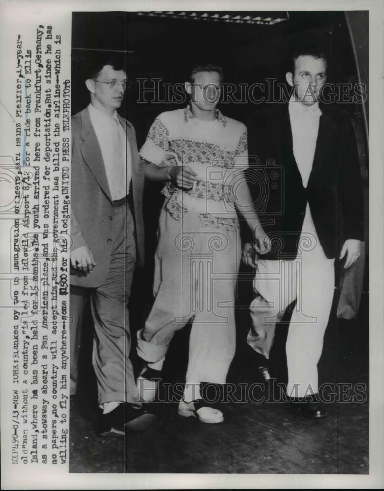 1953 Press Photo New York With two Immigration Officers Kark H Pfeiffer - Historic Images