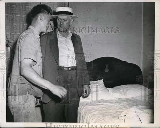 1947 Press Photo Joseph Bartnyak, Detective Ed Quinn Reenactment of kidnapping - Historic Images