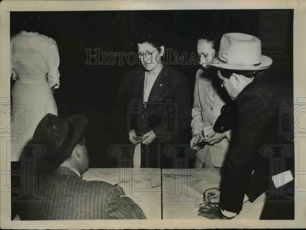 1947 Press Photo Relatives seek relatives that have been injured in Texas City - Historic Images