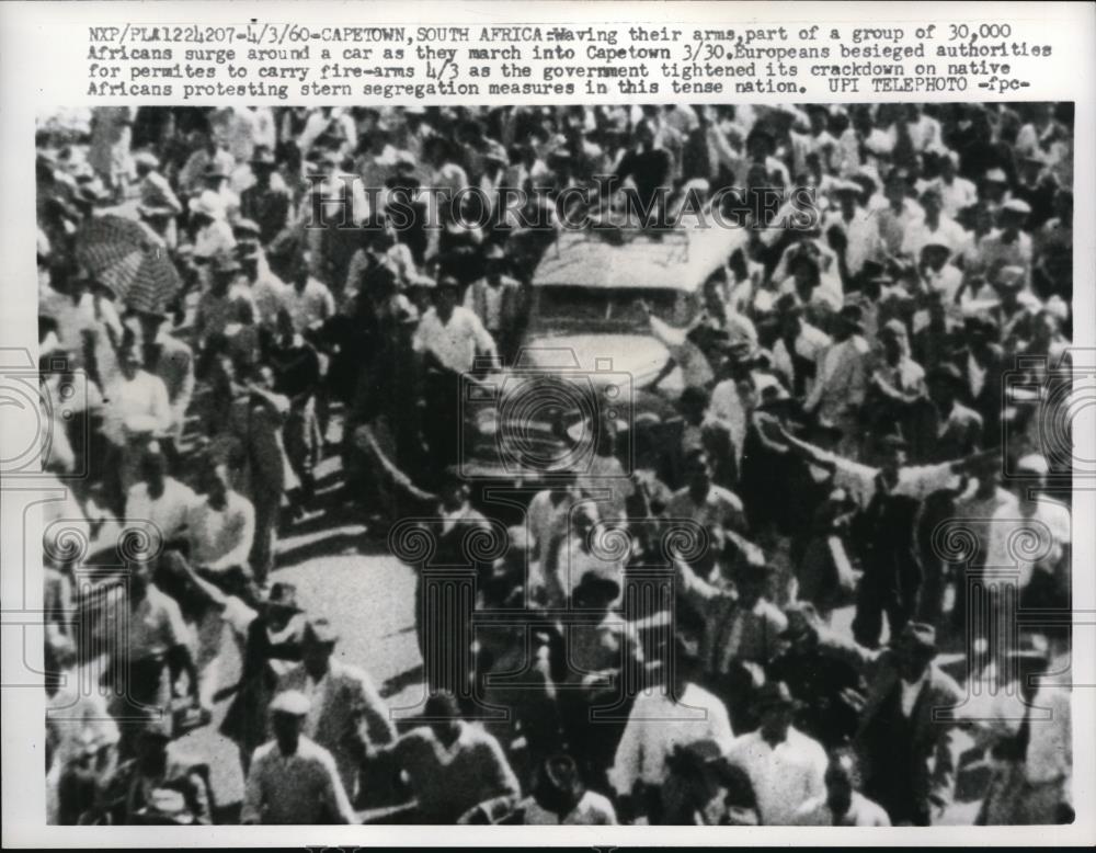 1960 Press Photo Capetown South Africa Europeans Besieged To Carry Fire-Arms - Historic Images