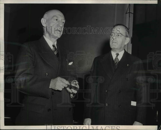 1944 Press Photo Brig Gen Frank Hines of Veterans Administration & W Atherton - Historic Images