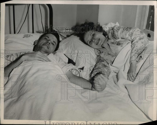 1949 Press Photo Mr. & Mrs. Wm Hotchkiss at City Hospital - Historic Images