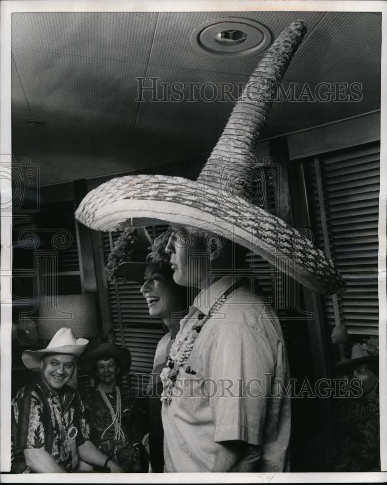 1967 Press Photo Gov and Mrs George Romney Aboard SS Independence - Historic Images