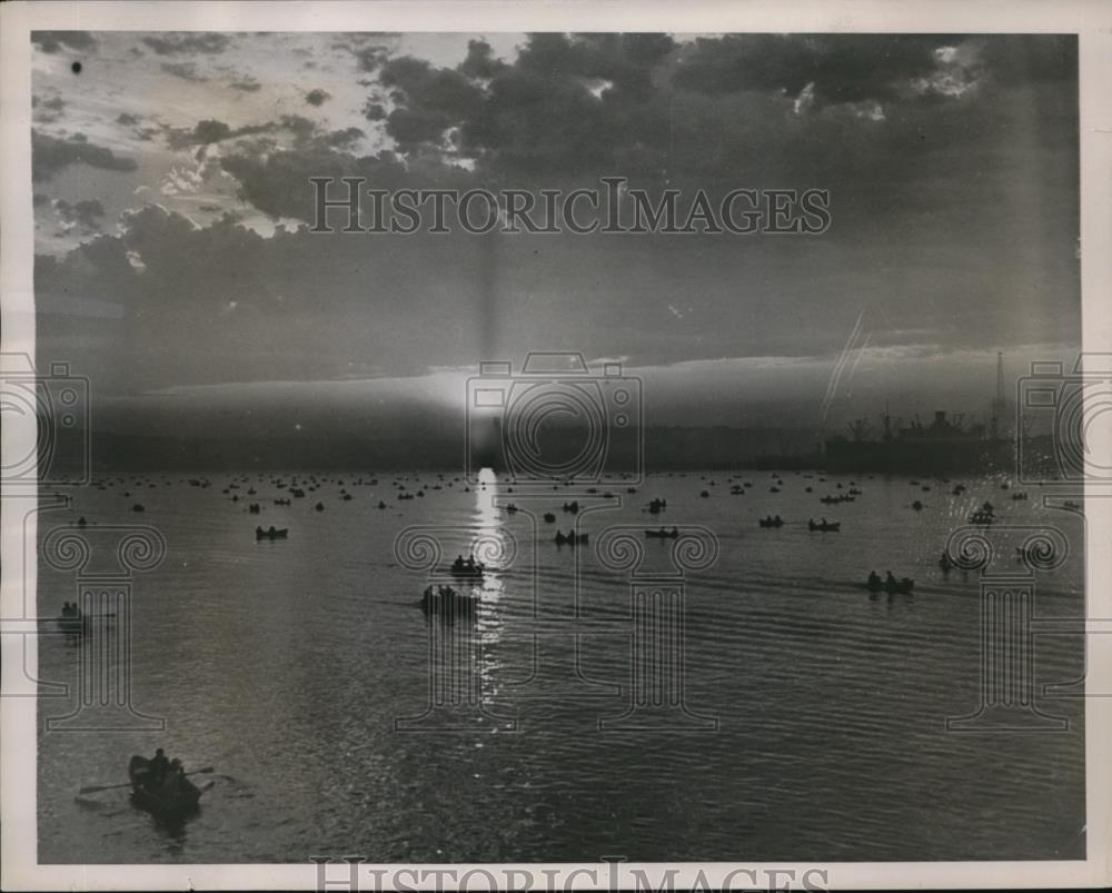 1940 Press Photo 535 Black Bobs on Surface of Elliott Bay 10th Salmon Derby - Historic Images