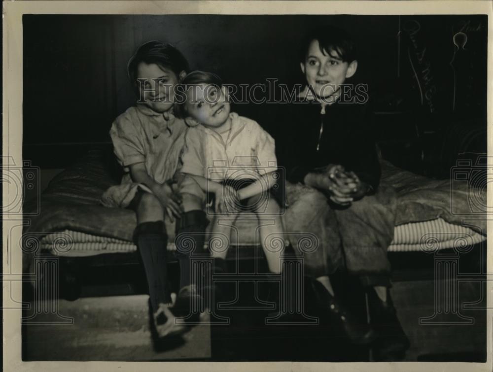 1936 Press Photo Refugee Children Sit on Mattress Laid Across Desk Marietta Ohio - Historic Images