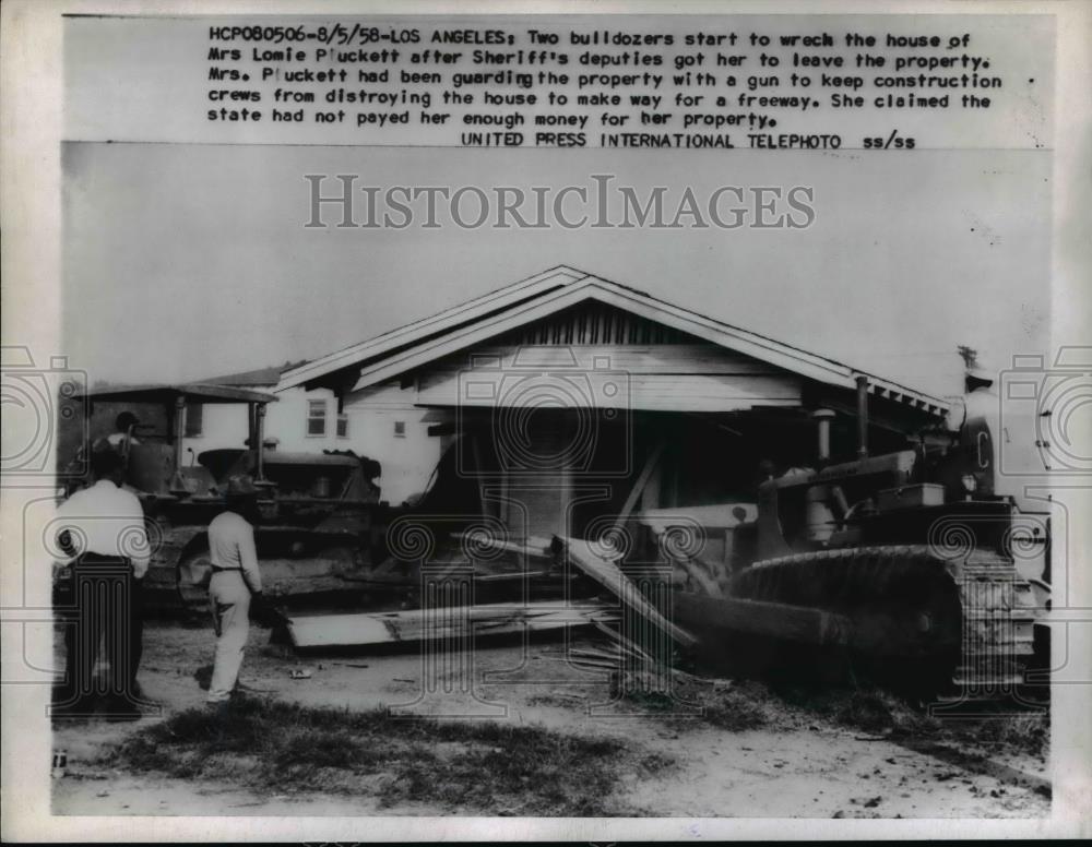 1958 Press Photo Los Angeles California bulldozers clear Mrs L Pluckett house - Historic Images