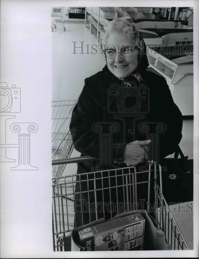 1966 Press Photo Mrs. Stella Smith Grocery Shopping - Historic Images