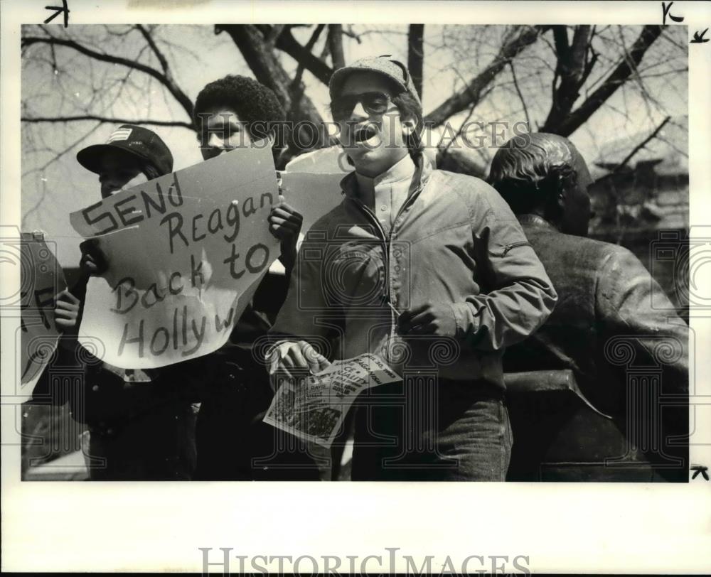 1983 Press Photo Youths demonstrate on Tom L Johnson statue Public Square - Historic Images