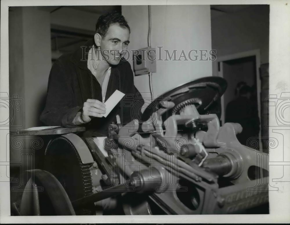 Undated Press Photo Pfc.Jack Schwarts in Vaughan General Hospital. - Historic Images