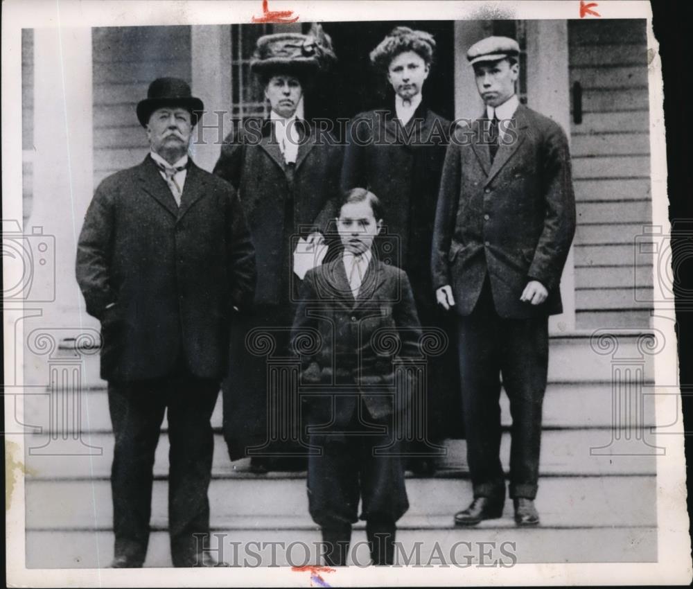 1958 Press Photo Ex Pres. Howard Taft with wife Dau Helen, Robert and Charles. - Historic Images