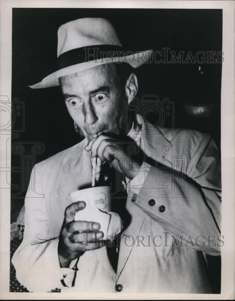 1952 Press Photo Governor of Illinois Adlai Stevenson Drinking - Historic Images