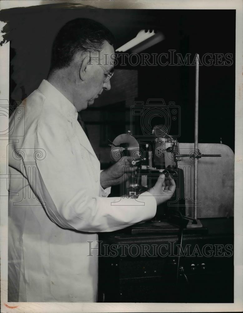 1949 Press Photo Dr Otto Glasser chief physicist at Cleveland Clinic, X ray unit - Historic Images