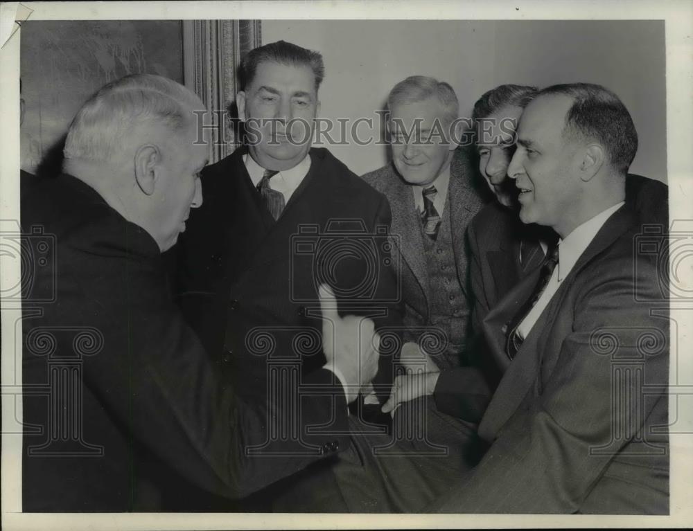 1943 Press Photo Washington DC These senators in animated discussion. - Historic Images