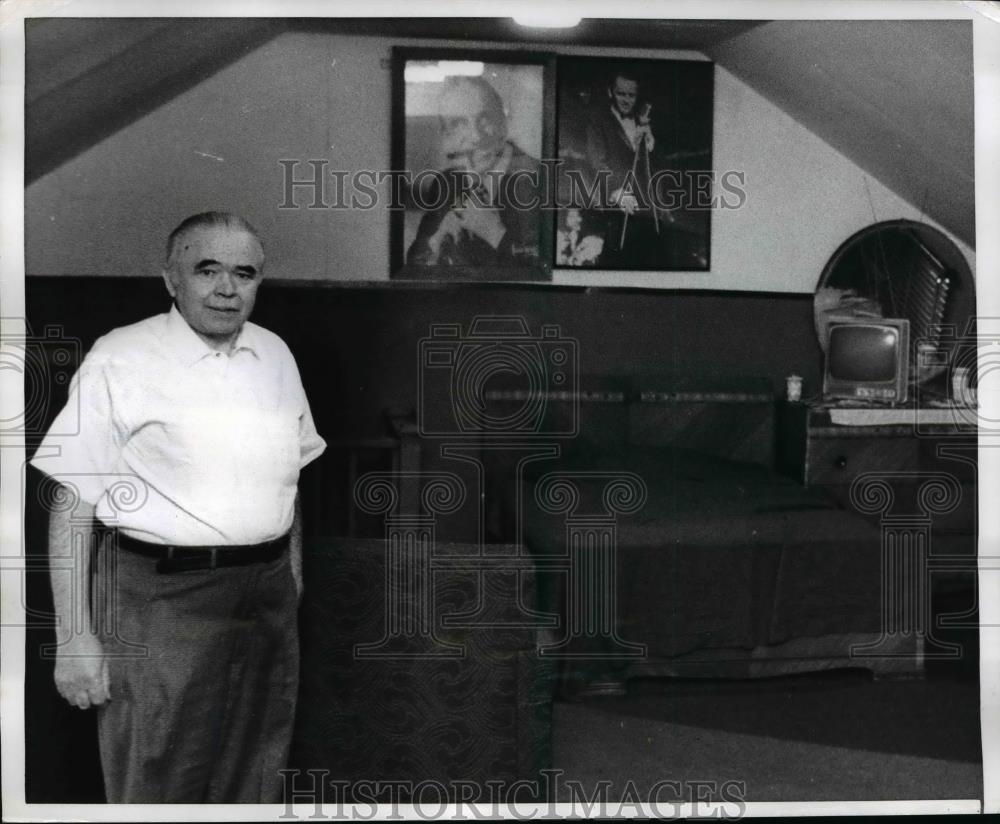 1970 Press Photo Mountainside NJ Henry Wieland peers inside apartment. - Historic Images
