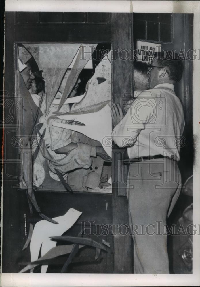 1954 Press Photo Alleoan Michigan Woman Spectator Injured By Shattering Glass - Historic Images