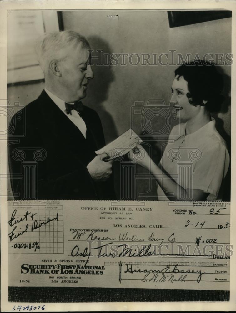 1935 Press Photo Hiram E Casey hands check to Gladys Nickel, bankruptcy case - Historic Images