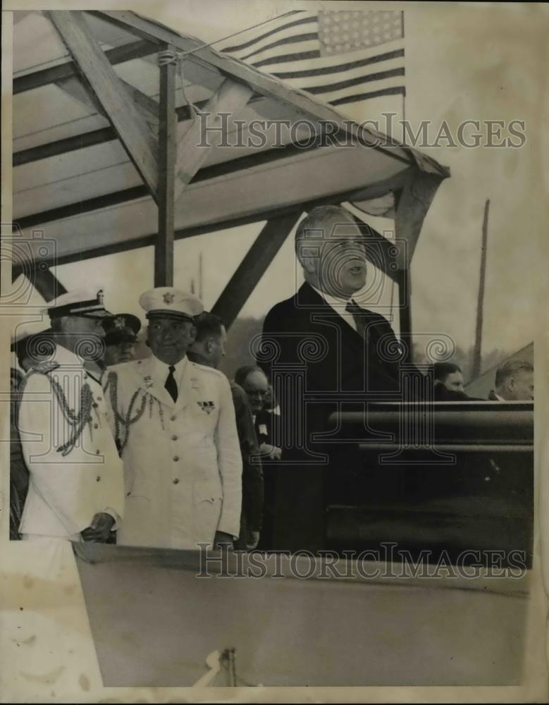 1938 Press Photo President Roosevelt Speaking To Public With Military Behind Him - Historic Images