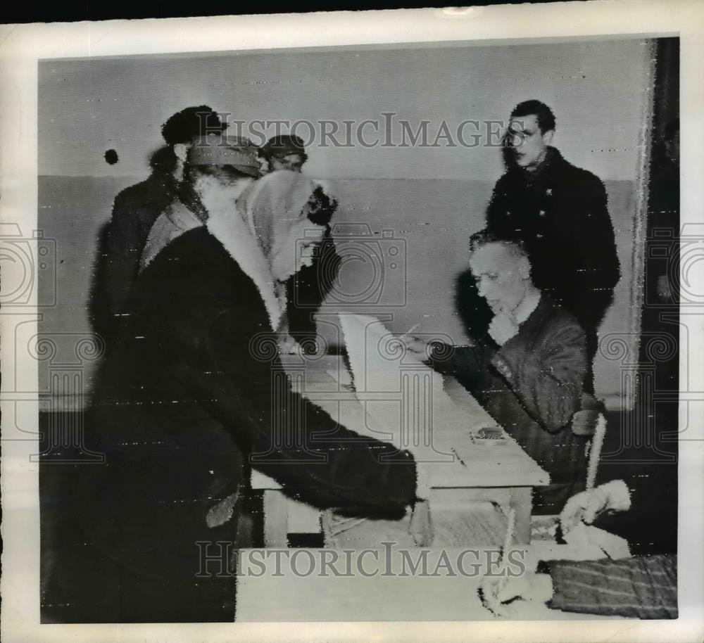 1947 Press Photo Warsaw woman casted vote in the January 19th Polish Elections - Historic Images