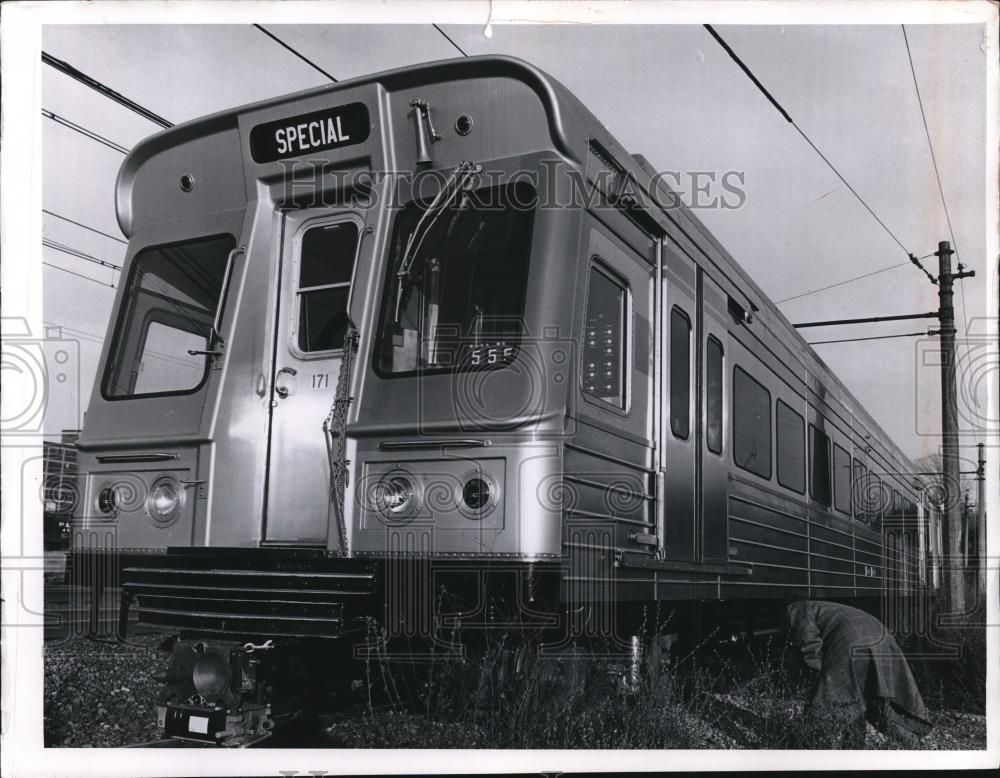 1970 Press Photo Engineer Clarence Geuerette at  the Rapid transit car - Historic Images