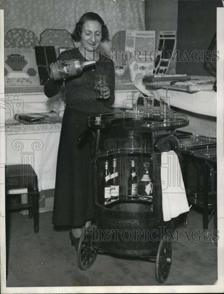 1933 Press Photo Leone Jacobson tranformed barrel into a portable Bar. - Historic Images