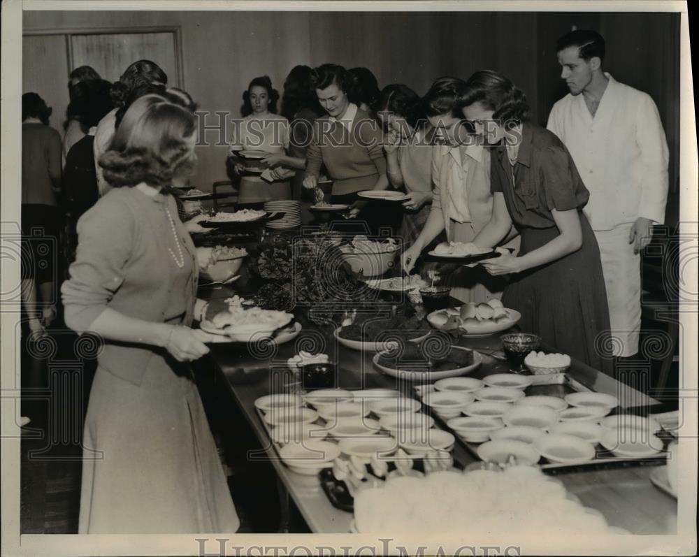 1940 Press Photo Students at University of CA prepare a buffet for themselves - Historic Images