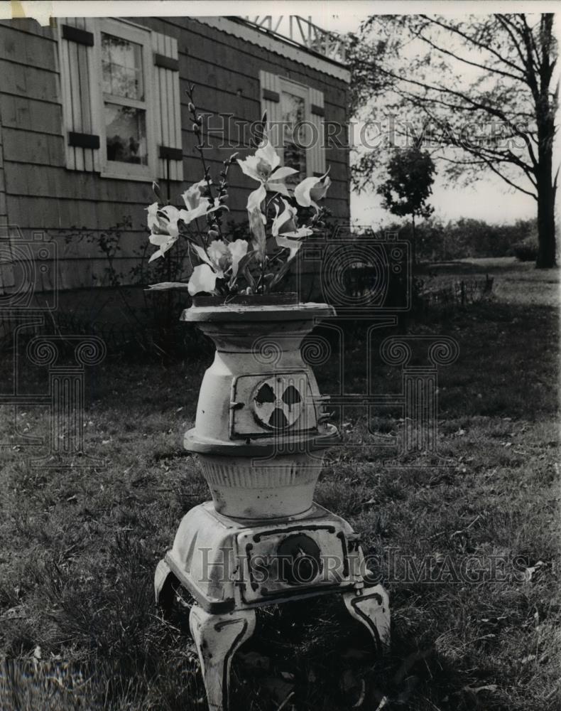 1970 Press Photo Old Pot-bellied Stove Has Been Converted To A Flower Pot - Historic Images