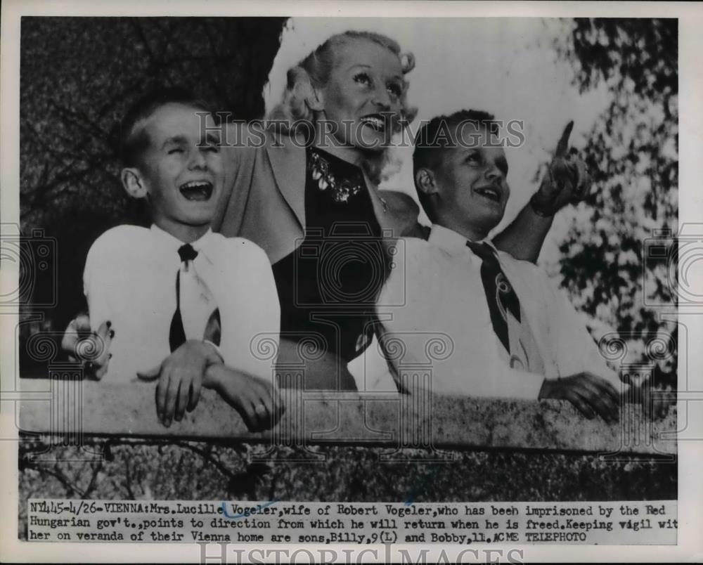 1951 Press Photo Mrs.Lucille Vogeler with sos Billy and Bobby at their Veranda. - Historic Images