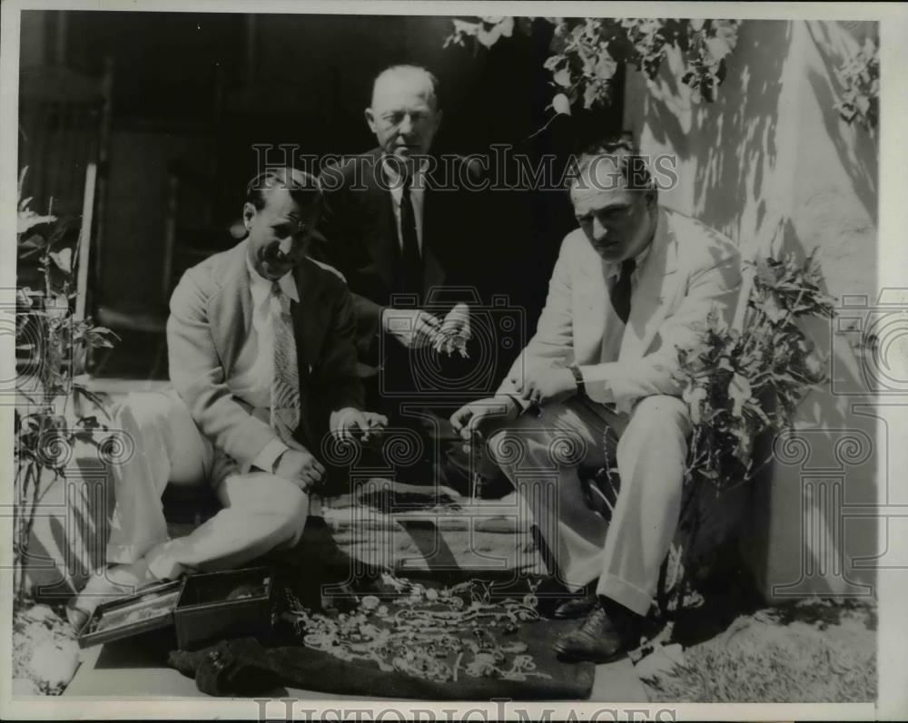 1933 Press Photo Harry Sidmore, Mayor A. Frank Katzenstein at Jewel Thief&#39;s Home - Historic Images