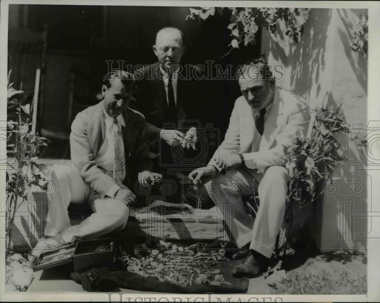 1933 Press Photo Harry Sidmore, Mayor A. Frank Katzenstein at Jewel Thief's Home - Historic Images