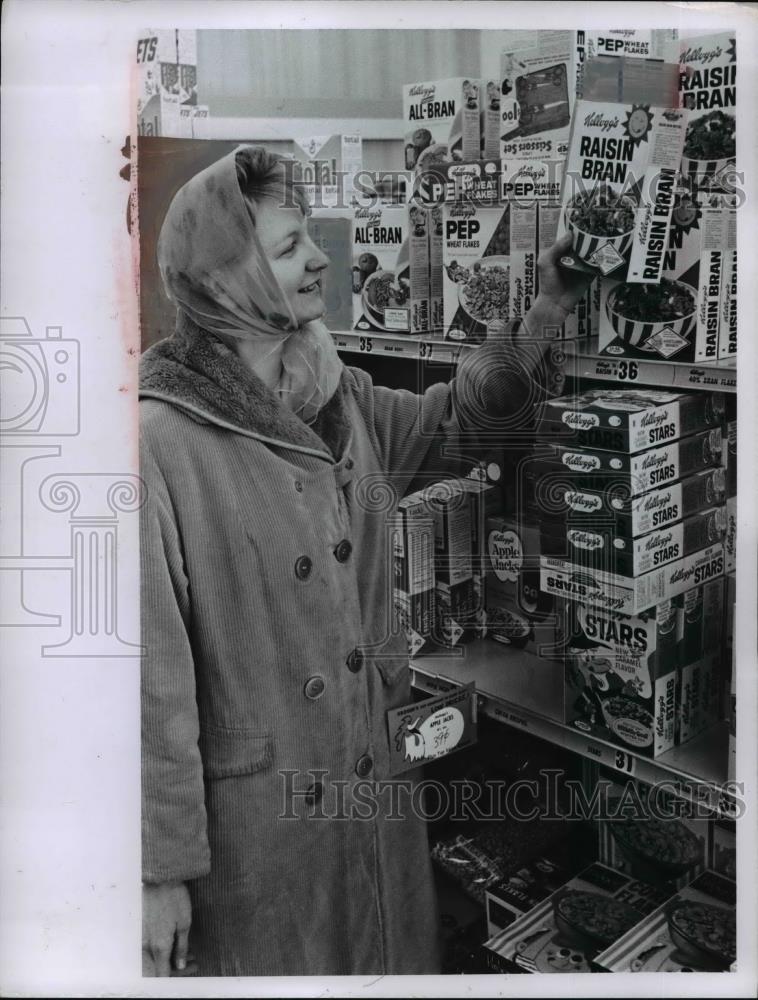 1966 Press Photo Mrs. Joan Davis Grocery Shopping - Historic Images