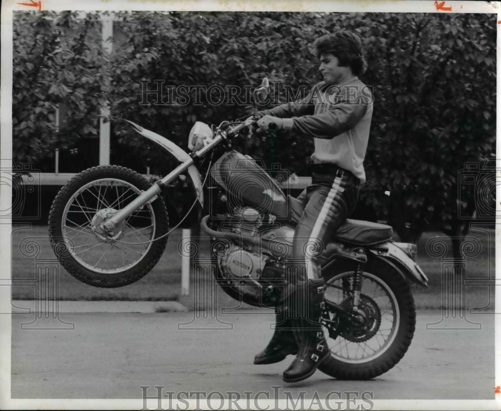 1974 Press Photo Motorcyclist Doing Wheelie Trick - Historic Images