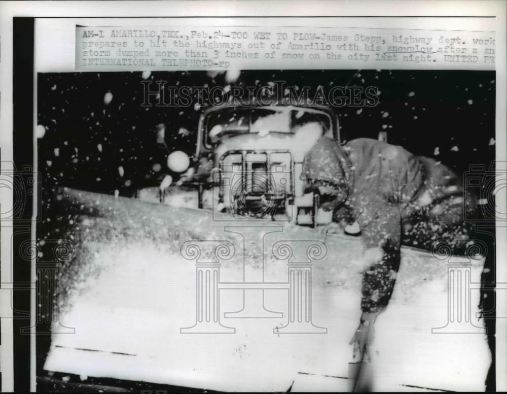 1961 Press Photo Amarillo Texas James Stepp highway dept worker ready to plow. - Historic Images