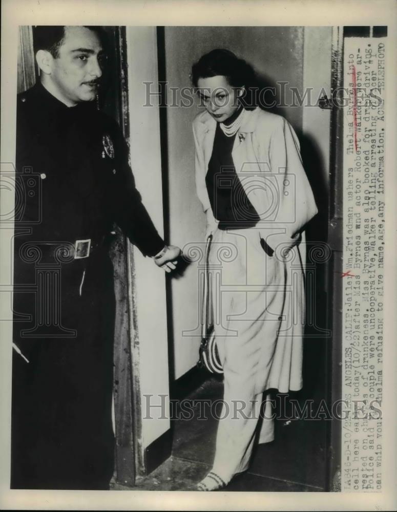 1948 Press Photo Jailer William Friedman &amp; Thelma Byrnes Cell Charge Drunkennes - Historic Images