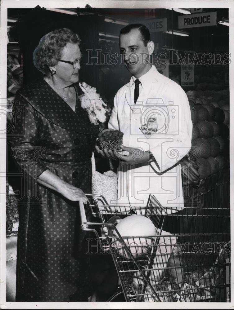 1960 Press Photo John Kelskik, Produce Manager at Pick-n-Pay Supermarket - Historic Images