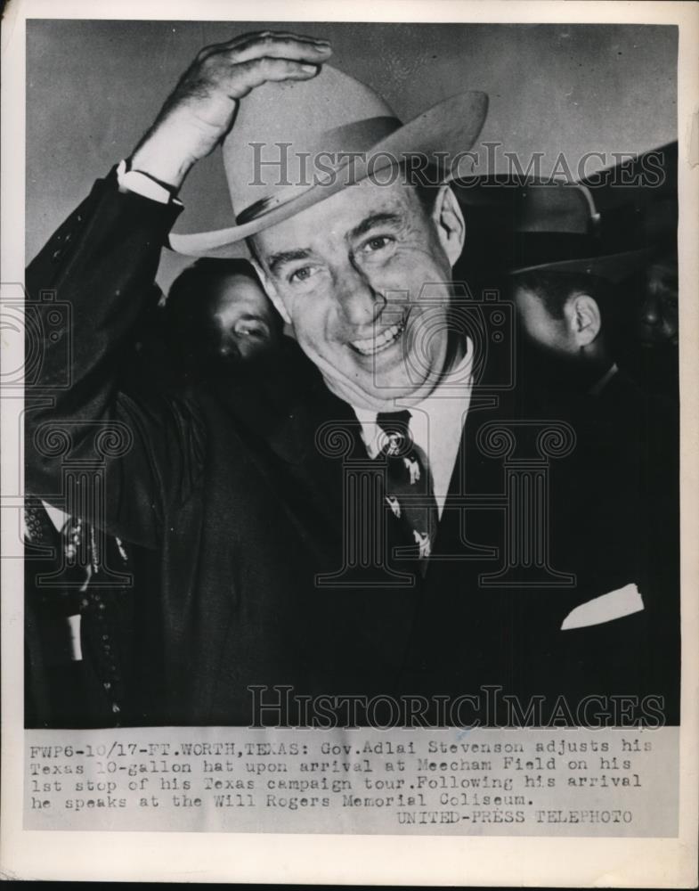 1952 Press Photo Gov. Adlain Stevenson arrival at Meecham Field, Texas - Historic Images