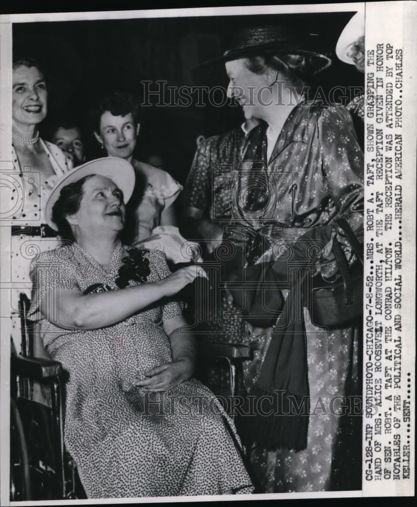 1952 Press Photo Mrs Robert A Taft Holding Hand of Alice Roosevelt Longworth - Historic Images