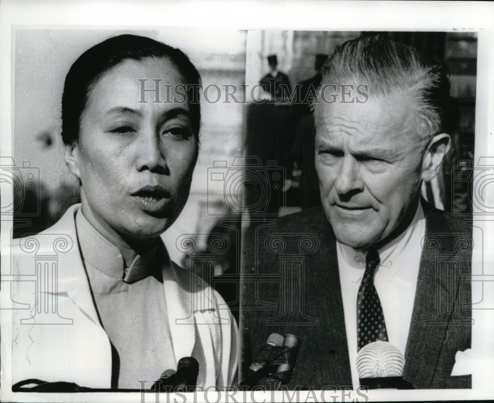 1969 Press Photo Henry Cabot Lodge and Mrs. Nguyen Thi Binh at Paris Peace talks - Historic Images