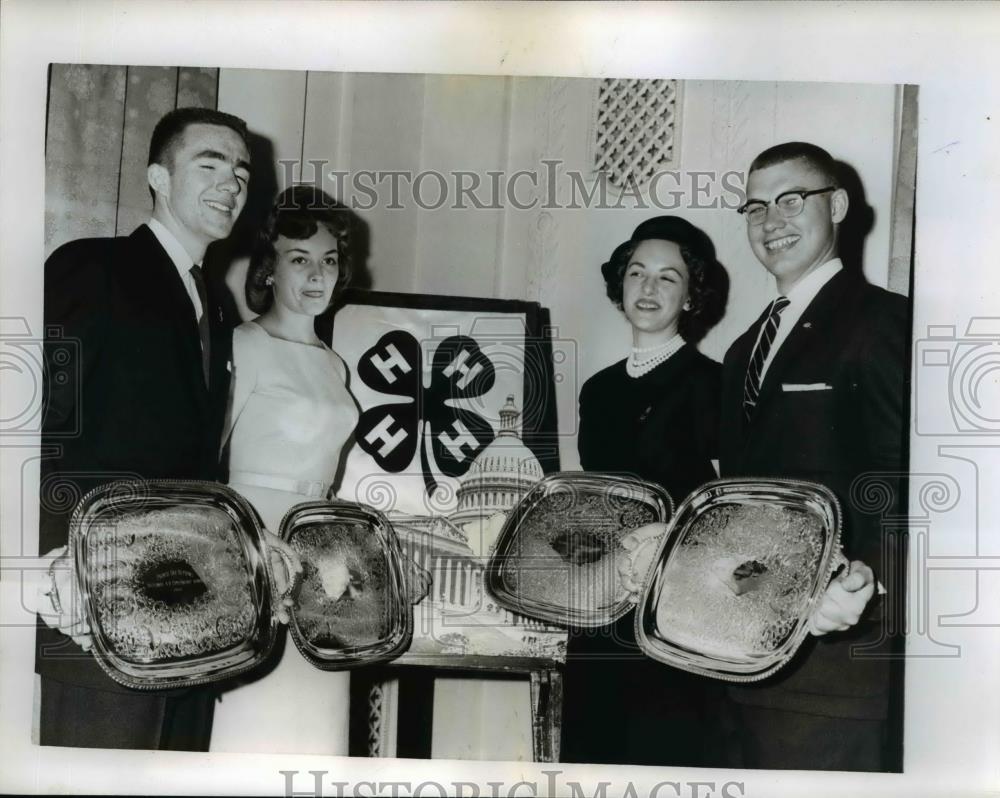 1960 Press Photo National 4-H Club Congress Winners Show Silver Tray Prizes - Historic Images