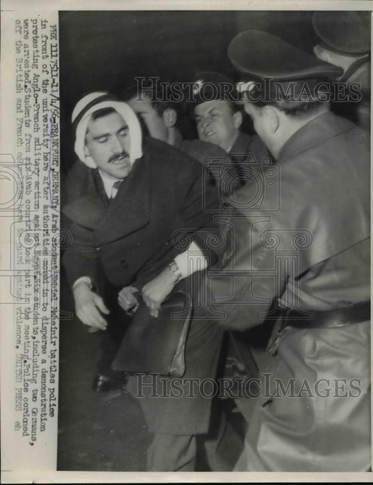 1956 Press Photo Arab student N Maheinir & police at Frankfurt Germany protest - Historic Images
