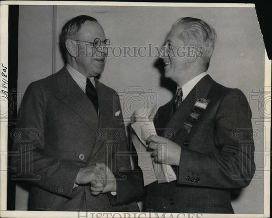 1938 Press Photo Federal Judge Harry A.Hollzer congratulates Jesse A.Steinhart. - Historic Images