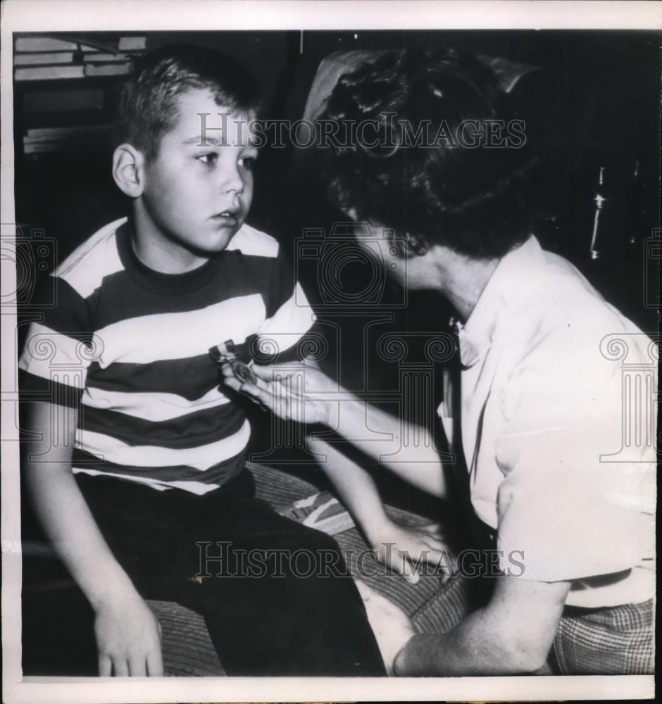 1950 Press Photo Richard Johnson With Mother and Hero Award Safety Legion - Historic Images