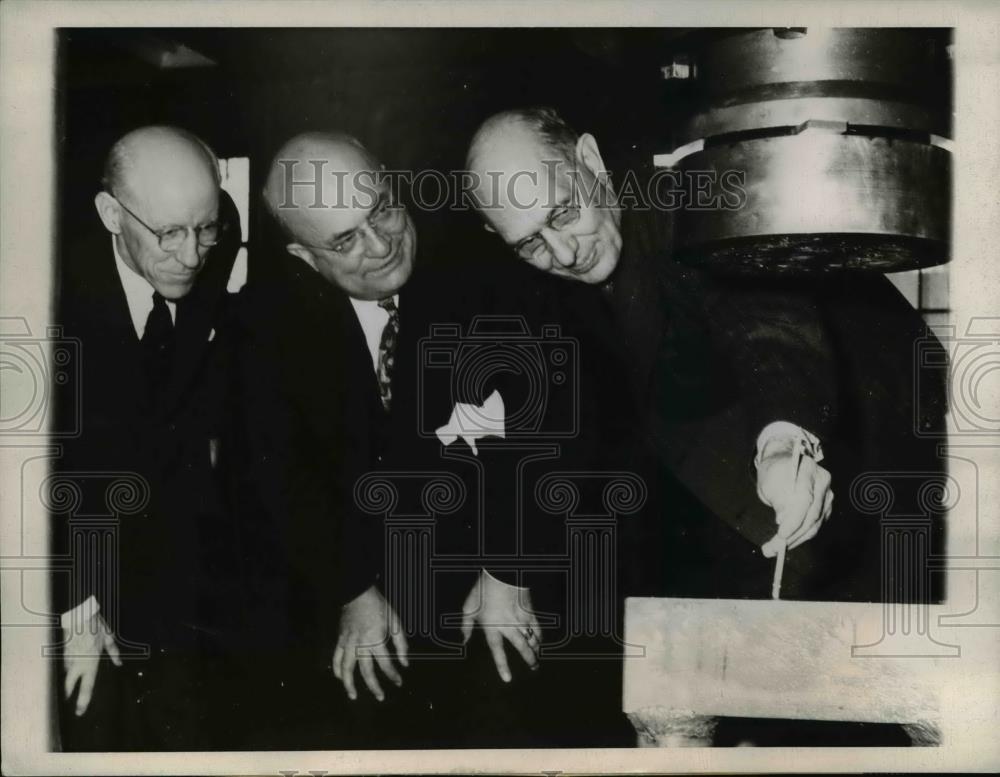 1943 Press Photo Robert Doherty, Henry Kaiser, and Charles Kettering in Evanston - Historic Images