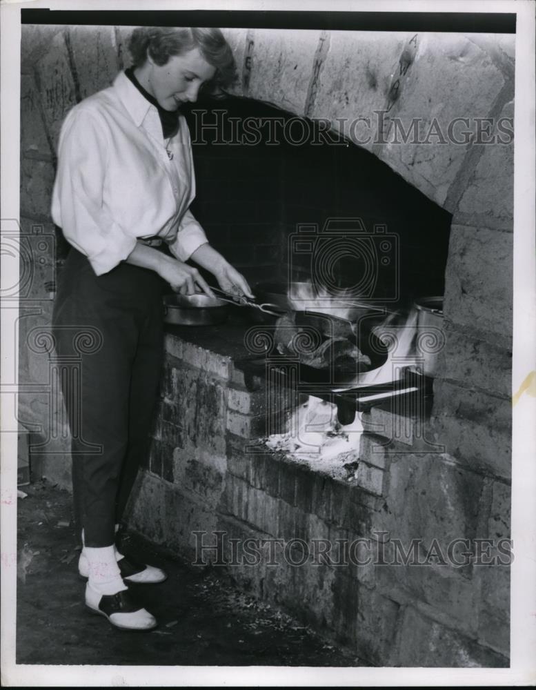 1955 Press Photo Miss Georgia Shippy, Chagrin Falls, Cooking At Outdoor Grill - Historic Images