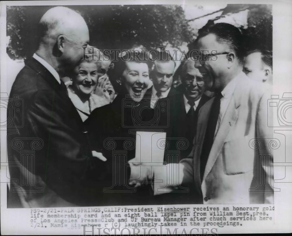 1954 Press Photo Pres. Eisenhower receive honorary gold life membership Card. - Historic Images