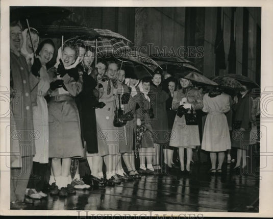 1947 Press Photo Phone Strikers Stand Outside The Company's Minneapolis Building - Historic Images
