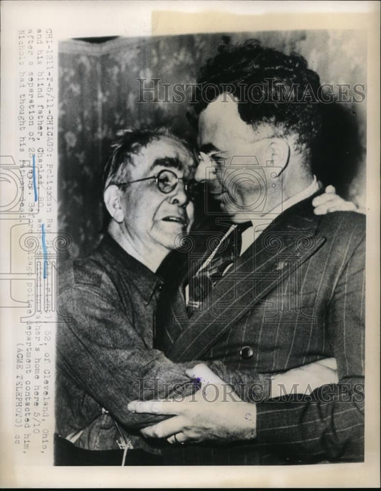 1948 Press Photo Chicago Policeman Ray Nichols and his father Charles - Historic Images