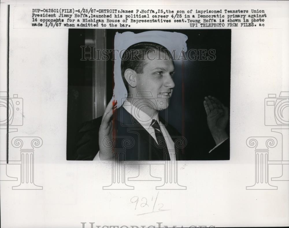 1967 Press Photo James P Hoffa taking the oath of office for the Michigan House - Historic Images