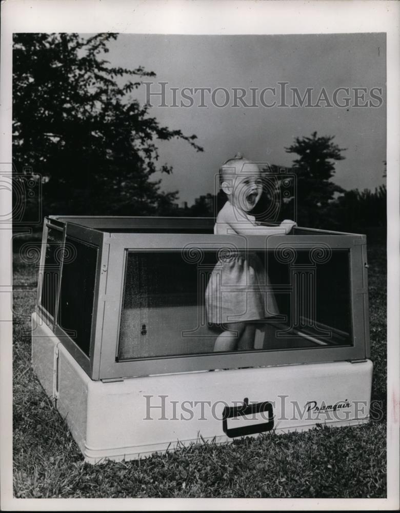 1949 Press Photo Baby in Outdoor Playpen - Historic Images