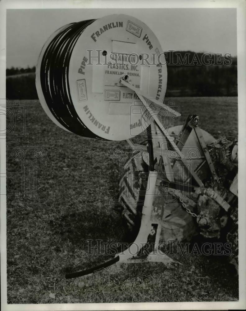 1954 Press Photo Franklin Plastic Pipe Layer - Historic Images