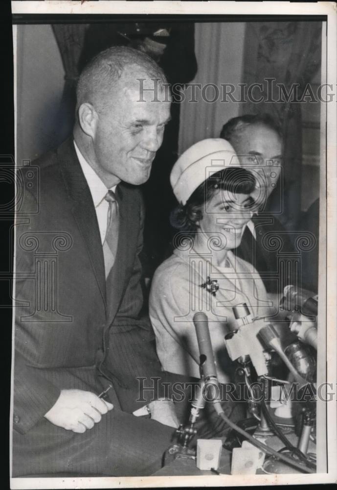 1964 Press Photo John Glenn Jr Announces Candidacy For Senate with Wife Annie - Historic Images